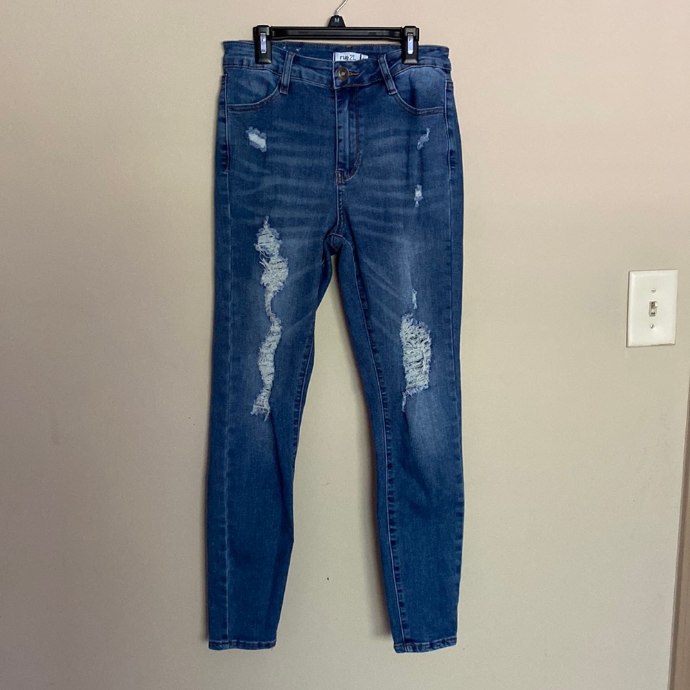 Rue 21 size 8 medium wash ripped jeans